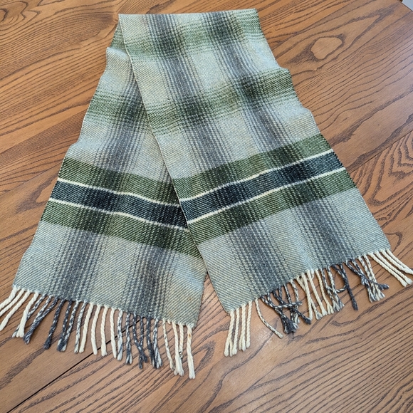 - All wool scarf. Made in Scotland for Eaton's of Canada. Fringed. Green T… - Picture 3 of 9